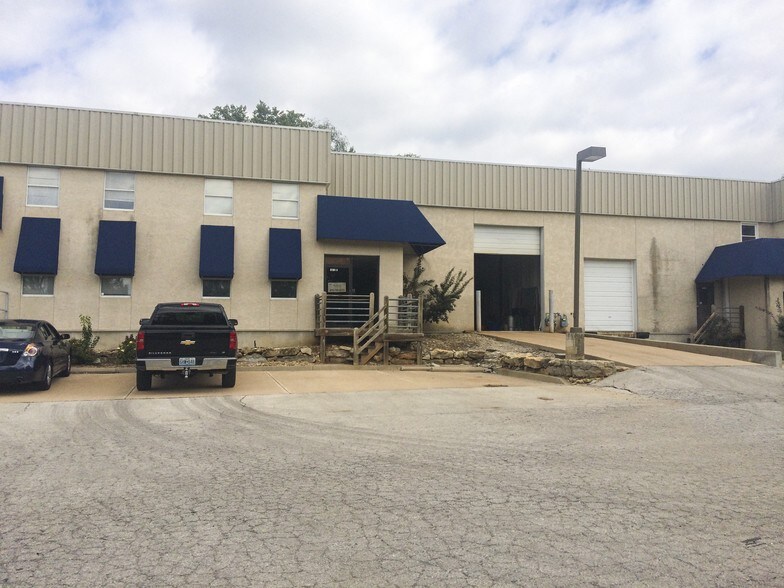 More Photos Of 1012 NE Jib Ct, Lee's Summit Warehouse For Lease