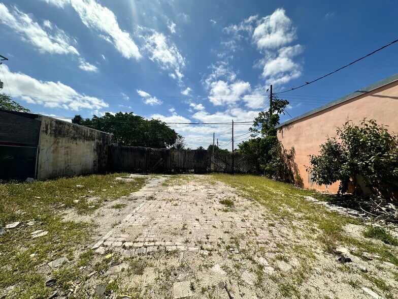 More Photos Of 2012 N Dixie Hwy, Hollywood Light Manufacturing For Sale