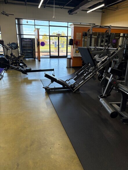 More Photos Of 2490 Parr Ave, Dyersburg Health Club For Lease