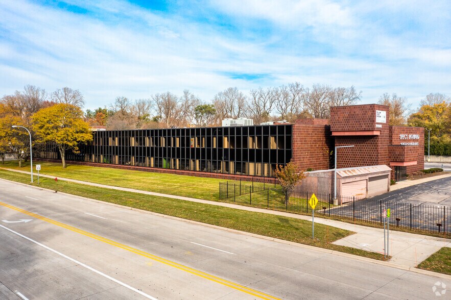 More Photos Of 19900 W 9 Mile Rd, Southfield Office For Sale