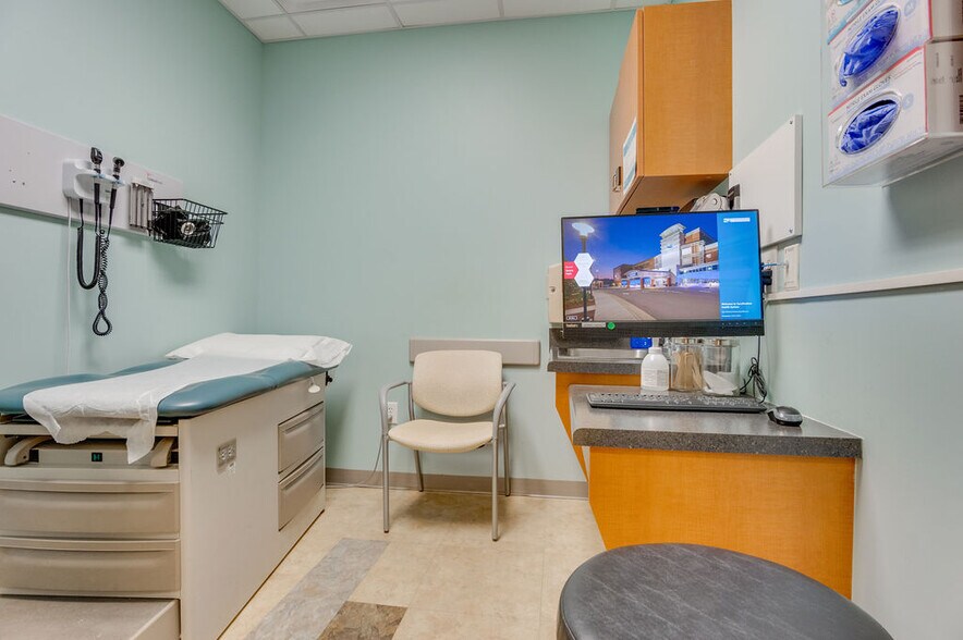 More Photos Of 4275 Western Blvd, Jacksonville Medical For Sale