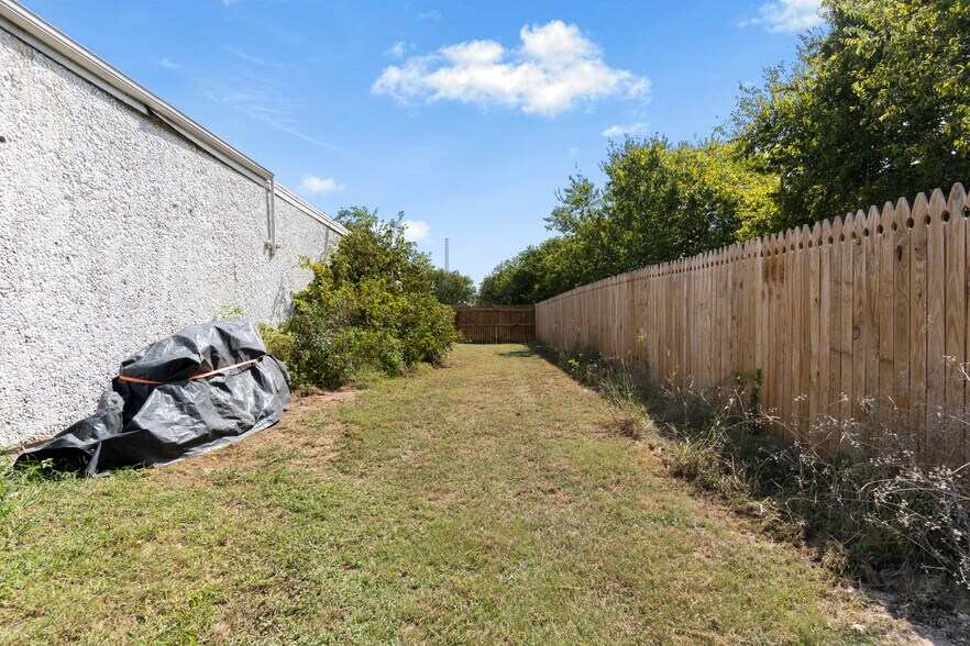 More Photos Of 10401 Fm 1902, Crowley Showroom For Sale