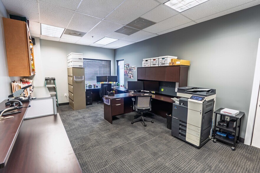 More Photos Of 5501-5519 Pioneer Park Blvd, Tampa Distribution For Lease