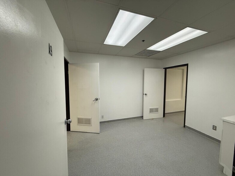 More Photos Of 7979-7989 Vickers St, San Diego Flex For Lease