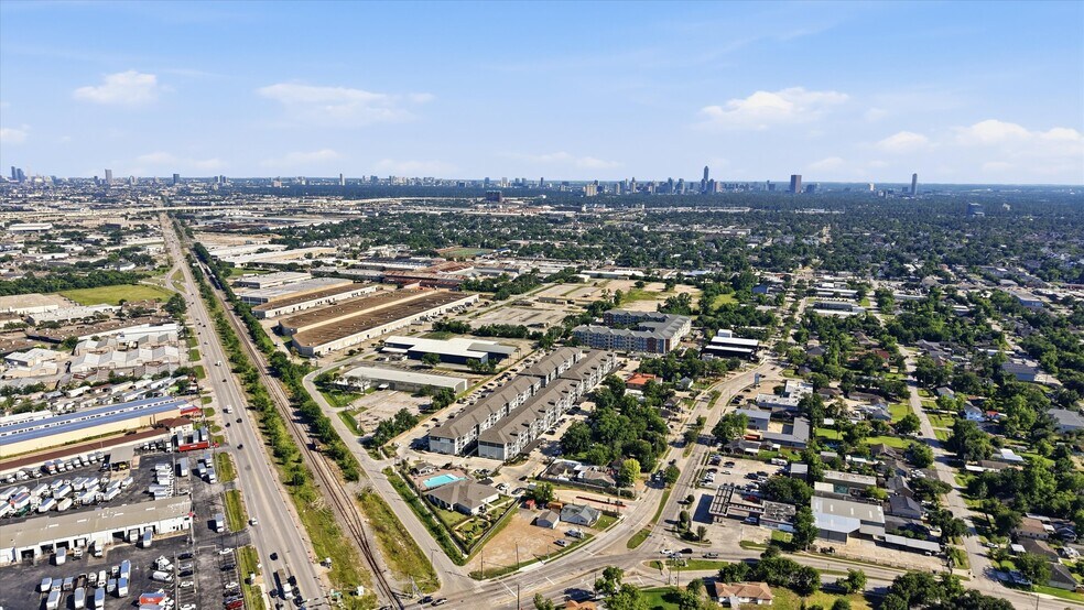 More Photos Of 2110 Antoine Dr, Houston Freestanding For Sale