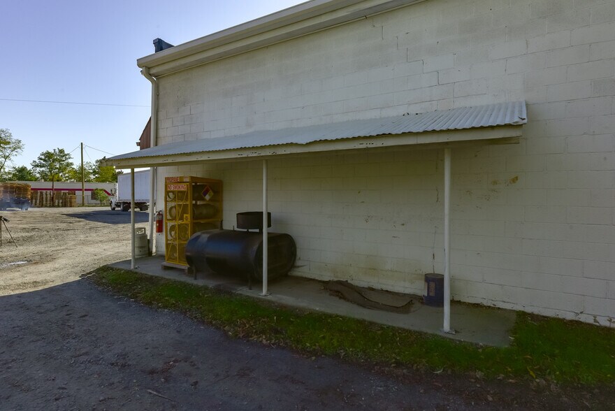 More Photos Of 77 N Market St, Nanticoke Distribution For Lease