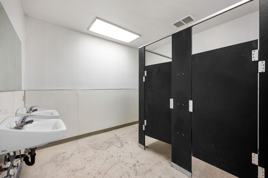 More Photos Of 1570 W Mission Blvd, Pomona Manufacturing For Lease