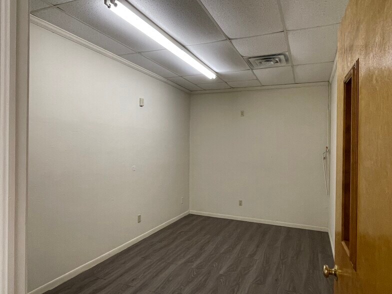 More Photos Of 204 W Coombs St, Alvin Medical For Lease