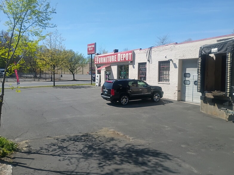 More Photos Of 1566 State St, Springfield Showroom For Lease