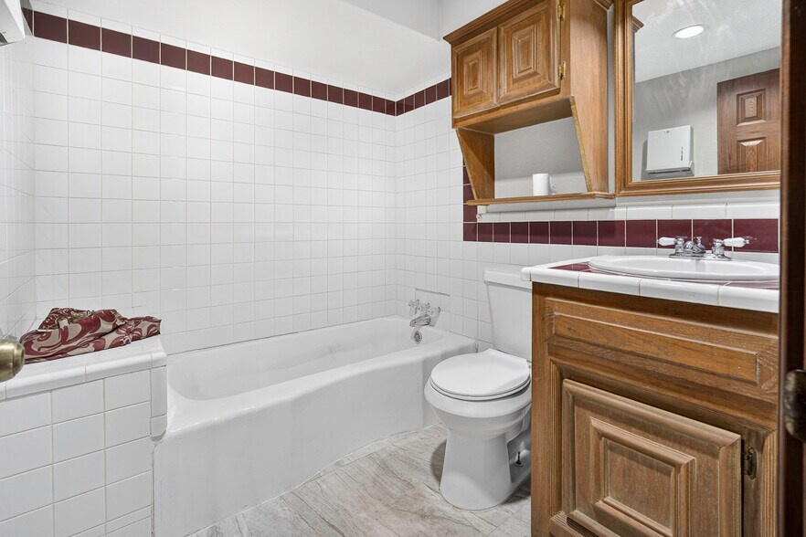 More Photos Of 2127 SE 44th St, Oklahoma City Service For Sale