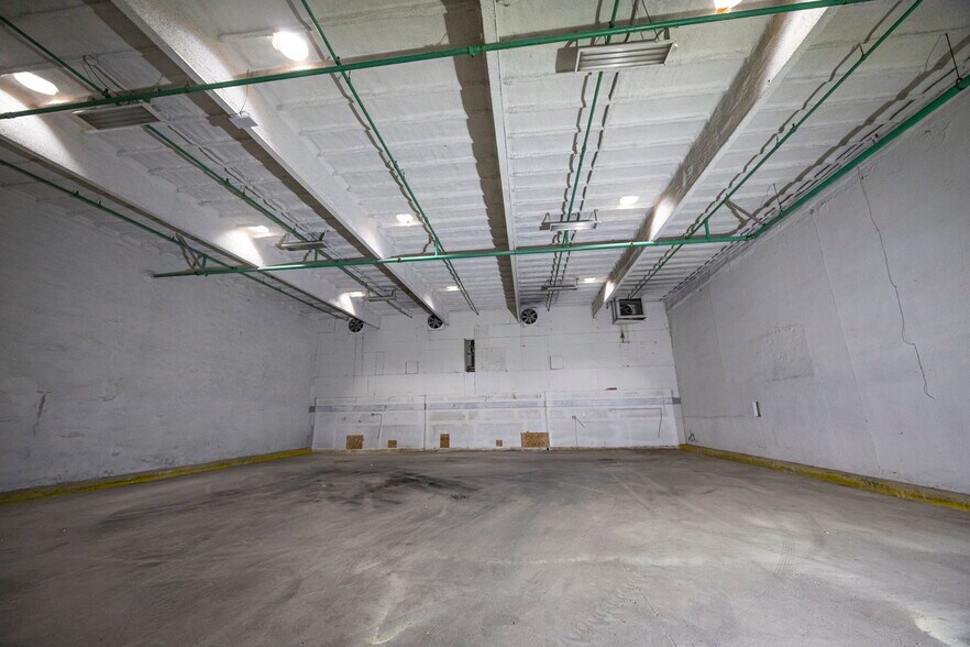 More Photos Of 200 N Uruapan Way, Dinuba Warehouse For Sale