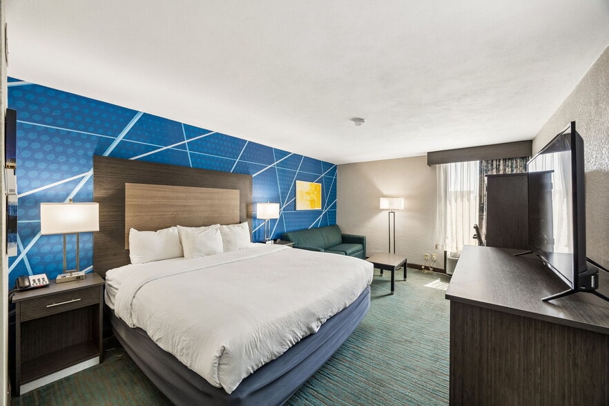 More Photos Of 11069 Composite Dr, Dallas Hotel For Sale