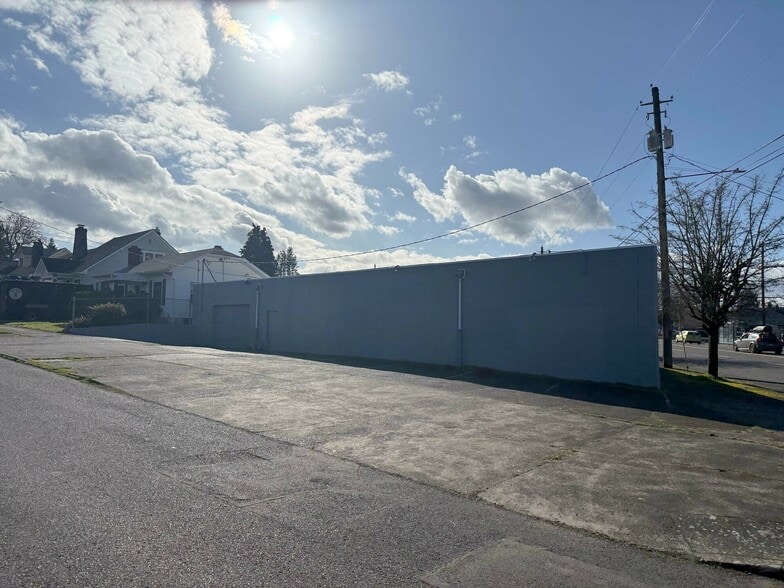 More Photos Of 7736 NE Sandy Blvd, Portland Flex For Lease