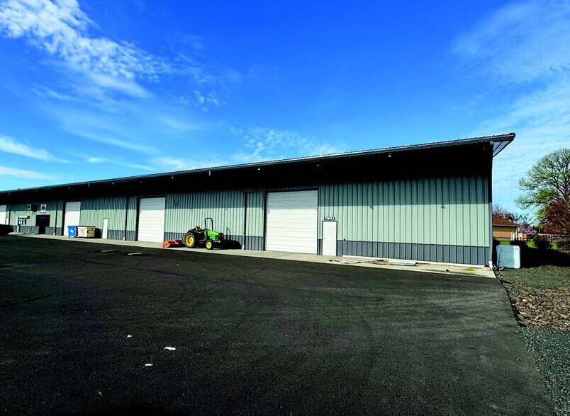 More Photos Of 31970 Cinema way, Tangent Showroom For Lease