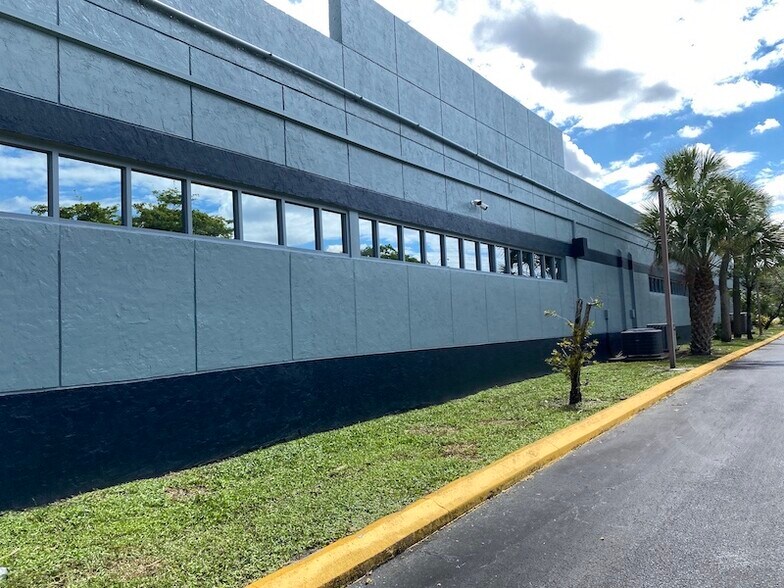 More Photos Of 7351 W Oakland Park Blvd, Fort Lauderdale Office For Sale