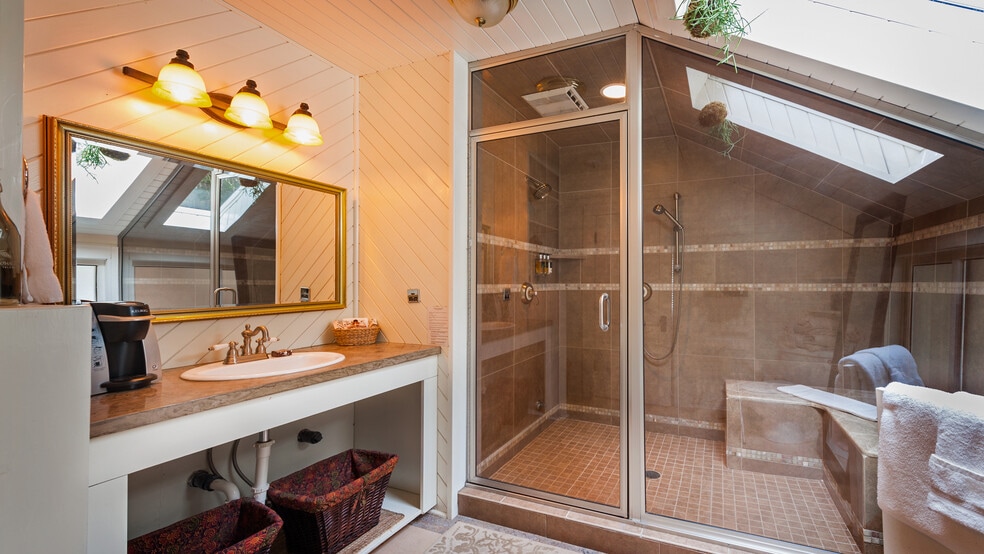 More Photos Of 2579 W Shore Dr, Lummi Island Hotel For Sale