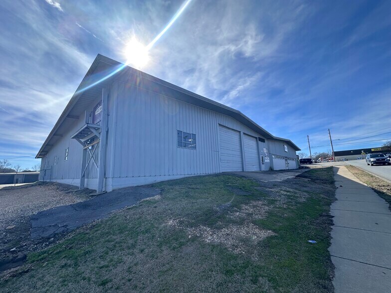 More Photos Of 207-217 Edison Ave, Benton Industrial For Sale