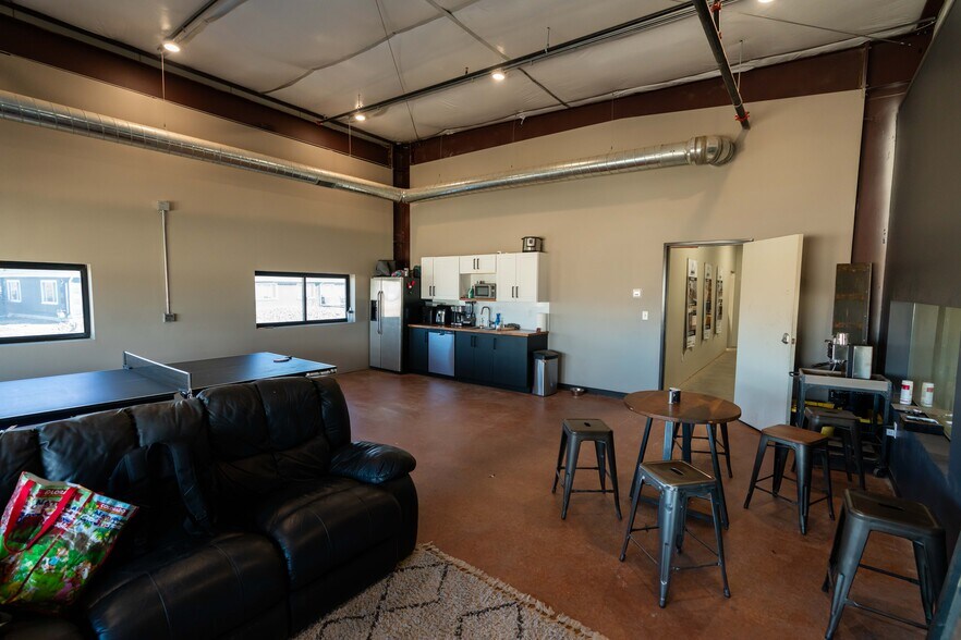 More Photos Of 3000 Airport Dr, Erie Light Manufacturing For Sale