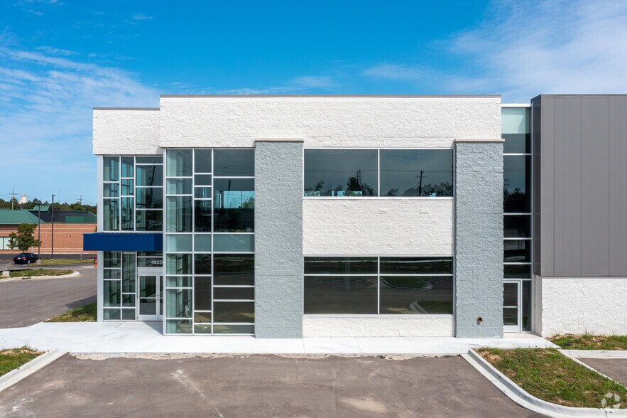More Photos Of 49250 West Rd, Wixom Showroom For Lease