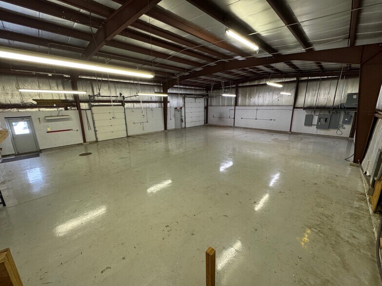 Primary Photo Of 1606 Commerce Dr, Sun Prairie Flex For Lease