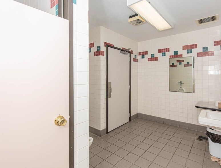 More Photos Of 1630 Commercial St, Warsaw Restaurant For Sale