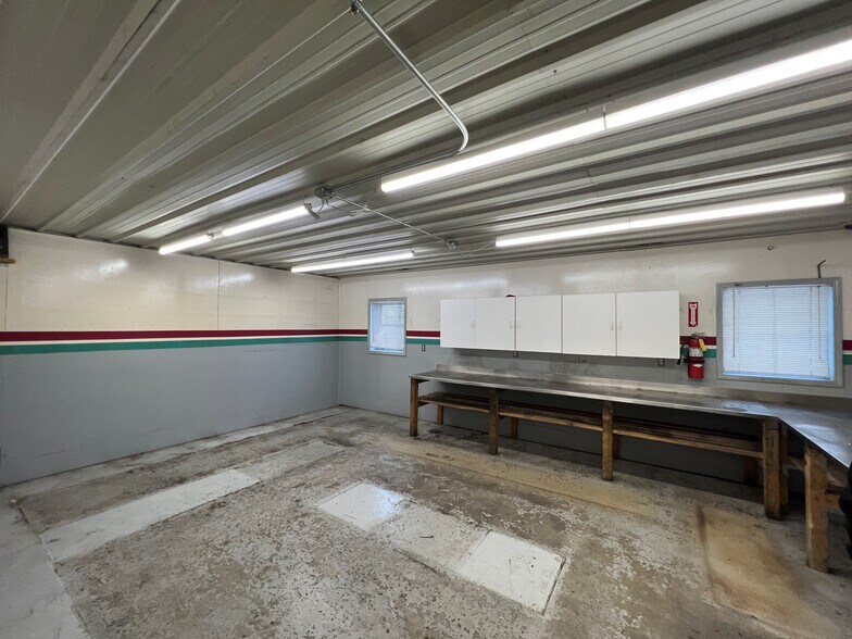 More Photos Of 616A-622 S Main St, Hebron Warehouse For Lease