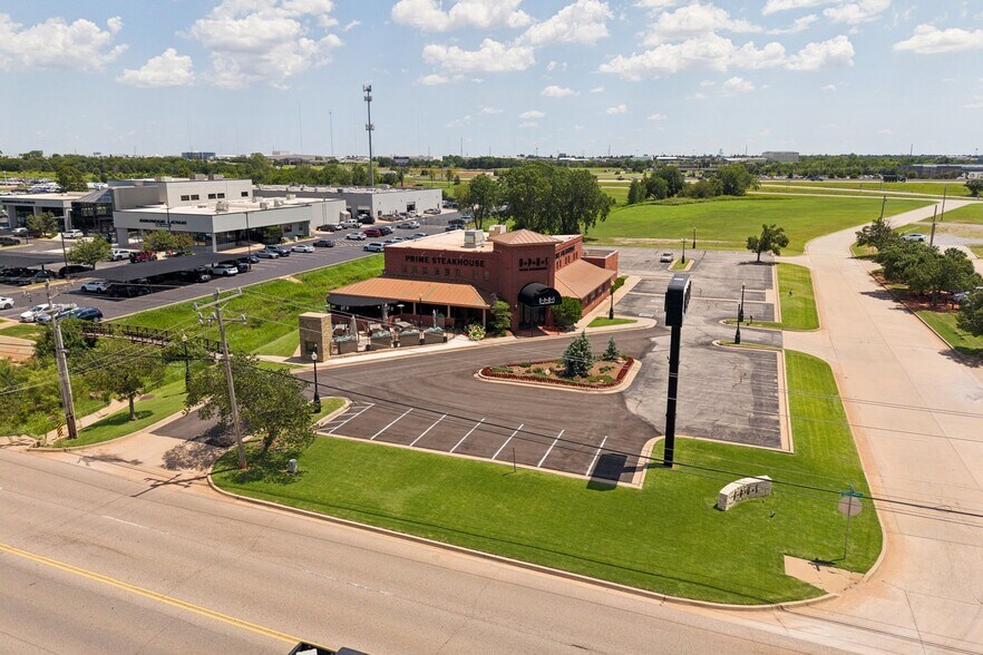 More Photos Of 800 W Memorial Rd, Oklahoma City Restaurant For Sale