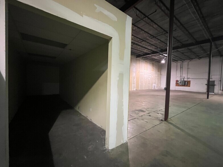More Photos Of 4220-4232 Charter Ave, Oklahoma City Warehouse For Lease