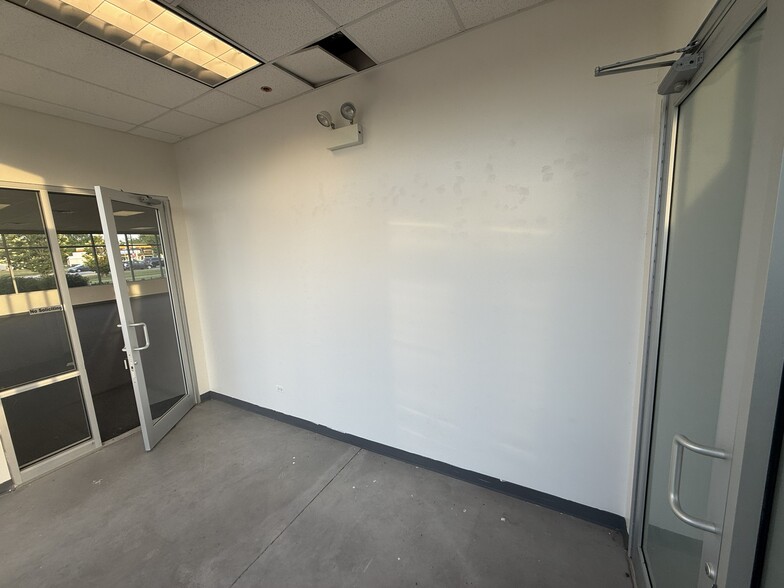 More Photos Of 900 S Milwaukee Ave, Vernon Hills Freestanding For Lease