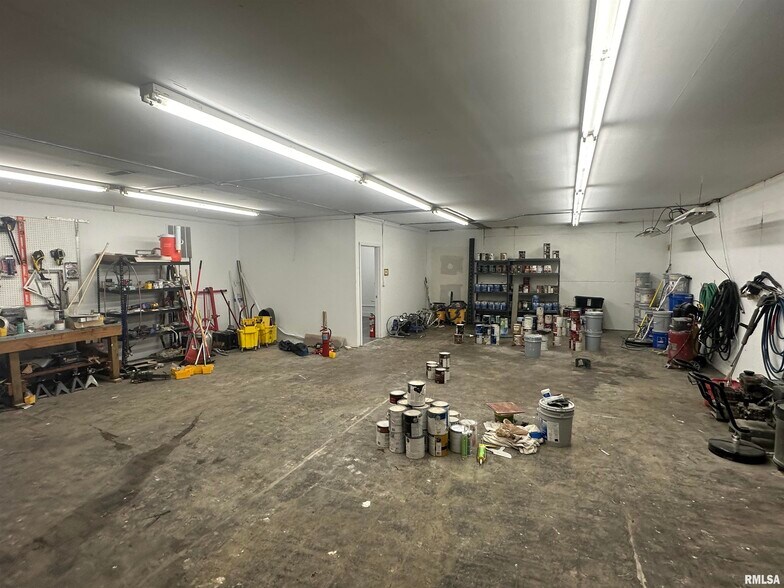 More Photos Of 817 NE Adams St, Peoria Warehouse For Sale