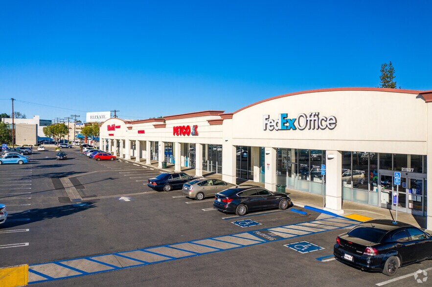 More Photos Of 21733-21841 Ventura Blvd, Woodland Hills General Retail For Lease