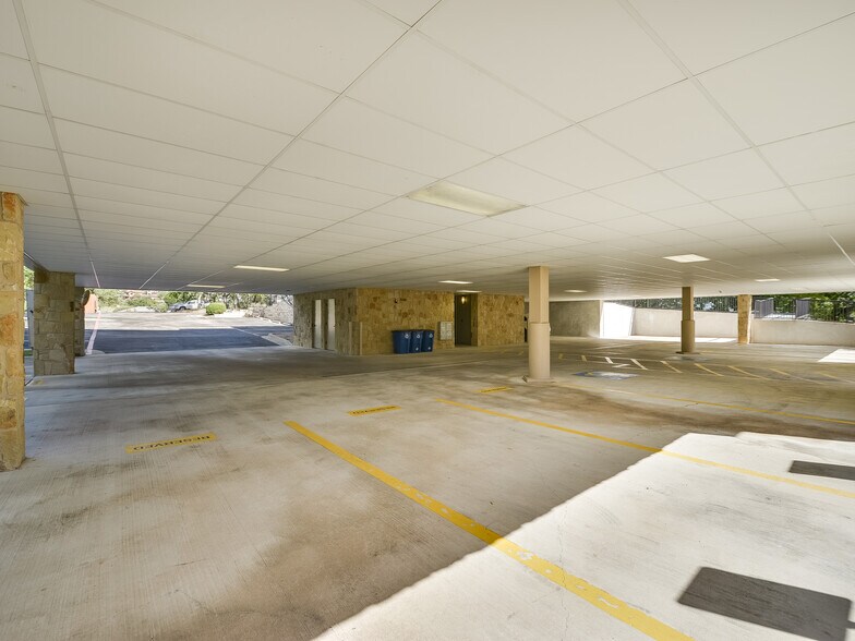 More Photos Of 3 Lakeway Centre Ct, Austin Medical For Lease