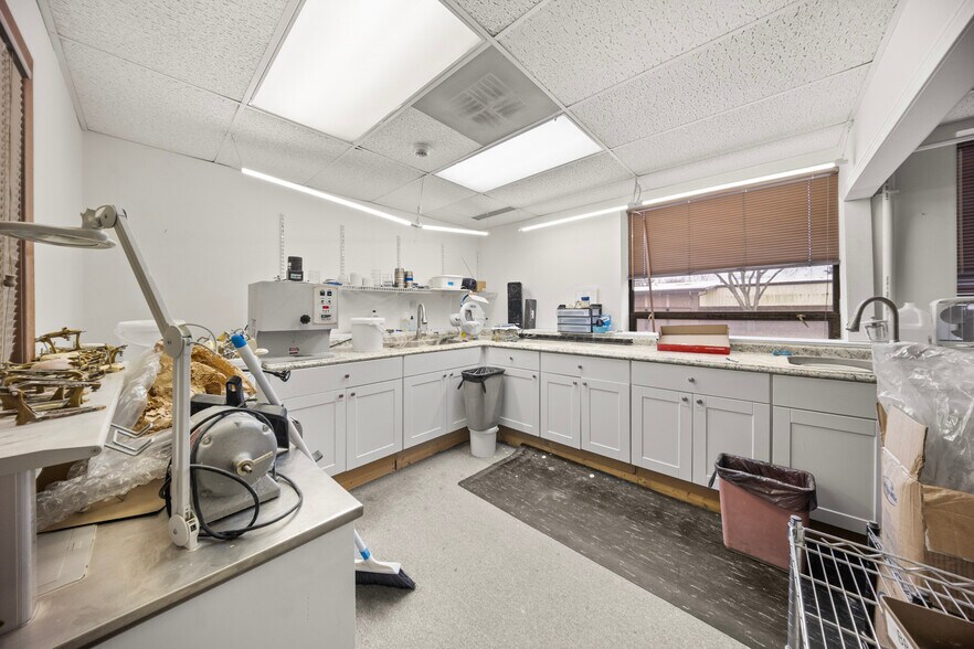 More Photos Of 5413 Walnut Ave, Downers Grove Office For Lease