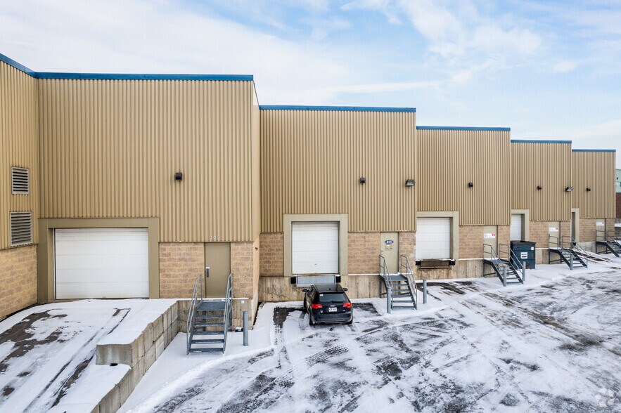 More Photos Of 800-860 Rue Jean-Neveu, Longueuil Light Distribution For Lease