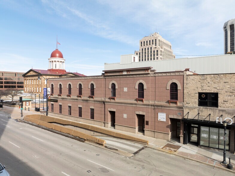 More Photos Of 15 SW Old State Capitol Plz, Springfield Office For Lease