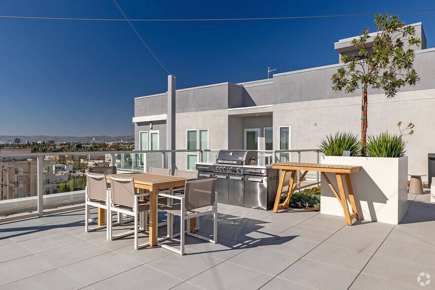 More Photos Of 988 S Manhattan Pl, Los Angeles Apartments For Lease