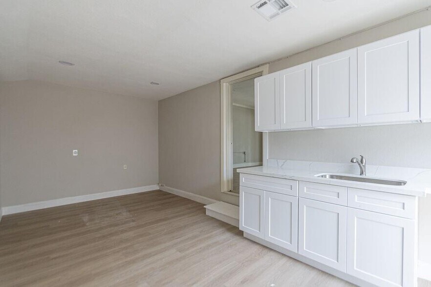 More Photos Of 2809 Market St, Baytown Office Residential For Lease