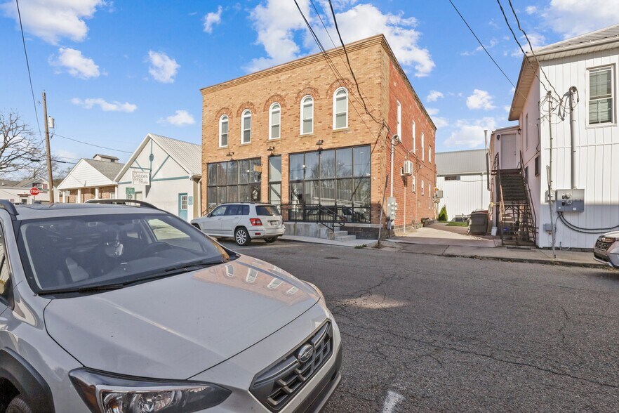 More Photos Of 14 W Depot St, Pataskala Showroom For Sale