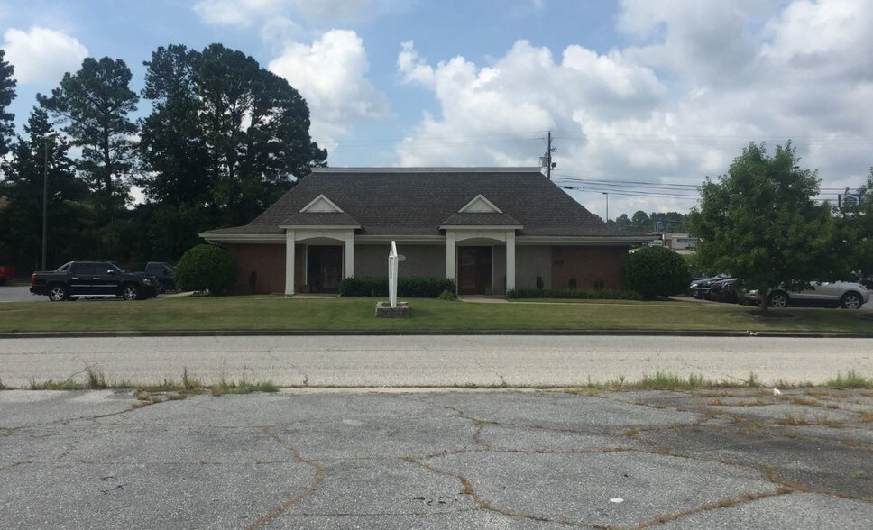 Primary Photo Of 2409 Sportsman Dr, Phenix City Office For Sale