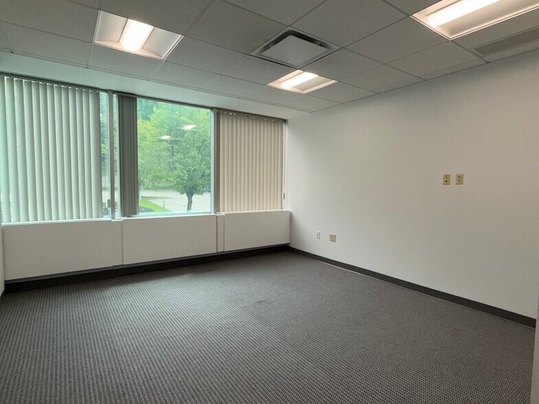 More Photos Of 118 N Bedford Rd, Mount Kisco Office For Lease