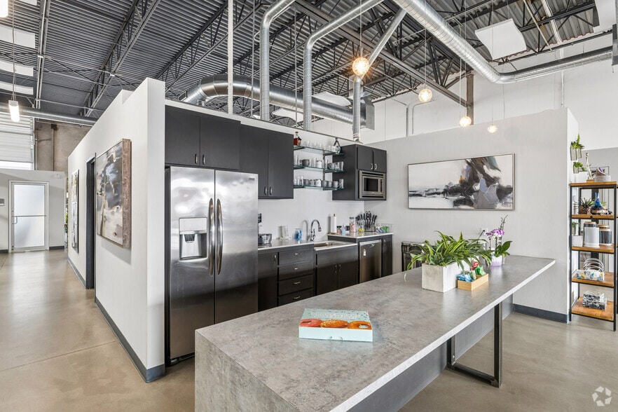 More Photos Of 3825 NW 166th St, Edmond Light Manufacturing For Lease
