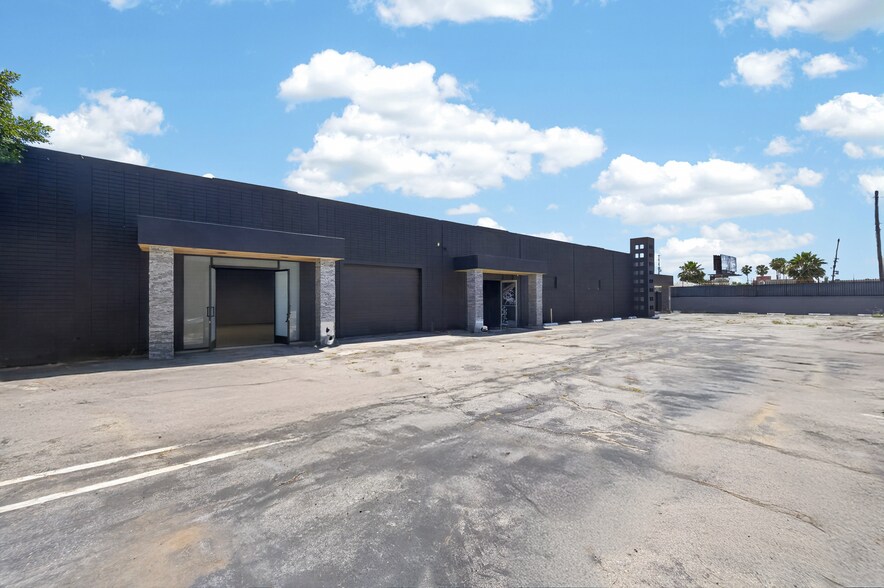 More Photos Of 6840-6842 Hayvenhurst Ave, Van Nuys Distribution For Lease