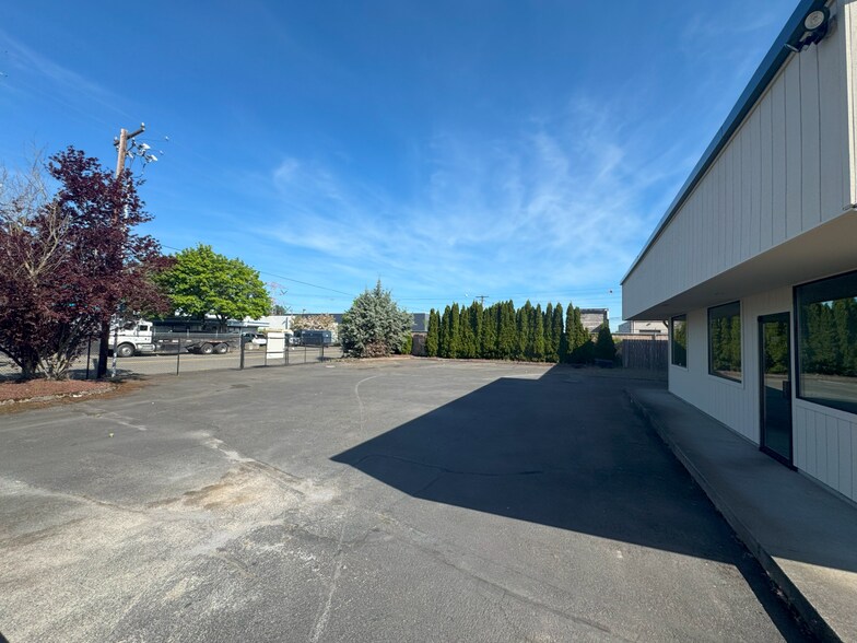 More Photos Of 3202 C St Ne, Auburn Manufacturing For Lease