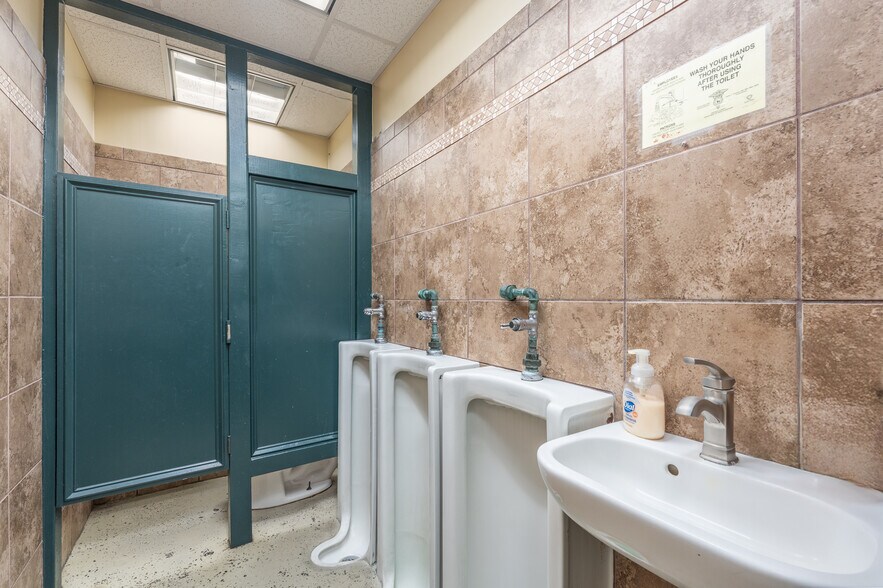 More Photos Of 30-32 Front St, Greenport Storefront Retail Residential For Sale