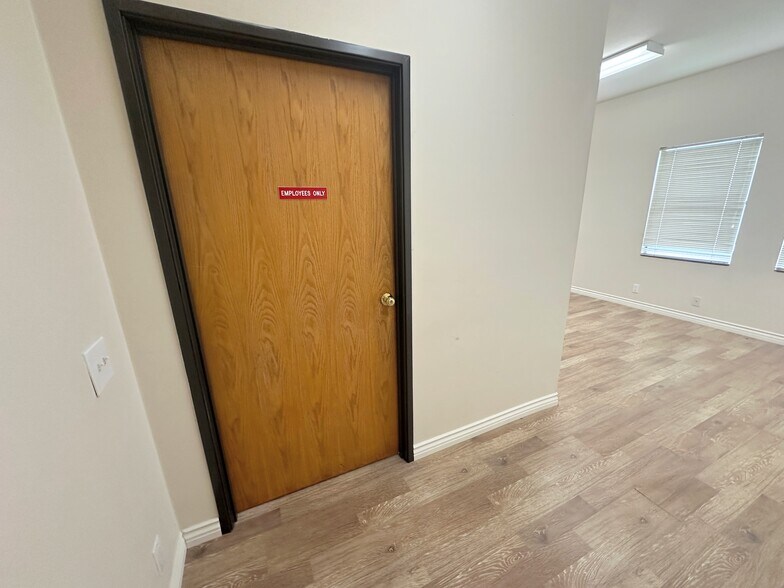 More Photos Of 14654-14664 Victory Blvd, Van Nuys Office For Lease