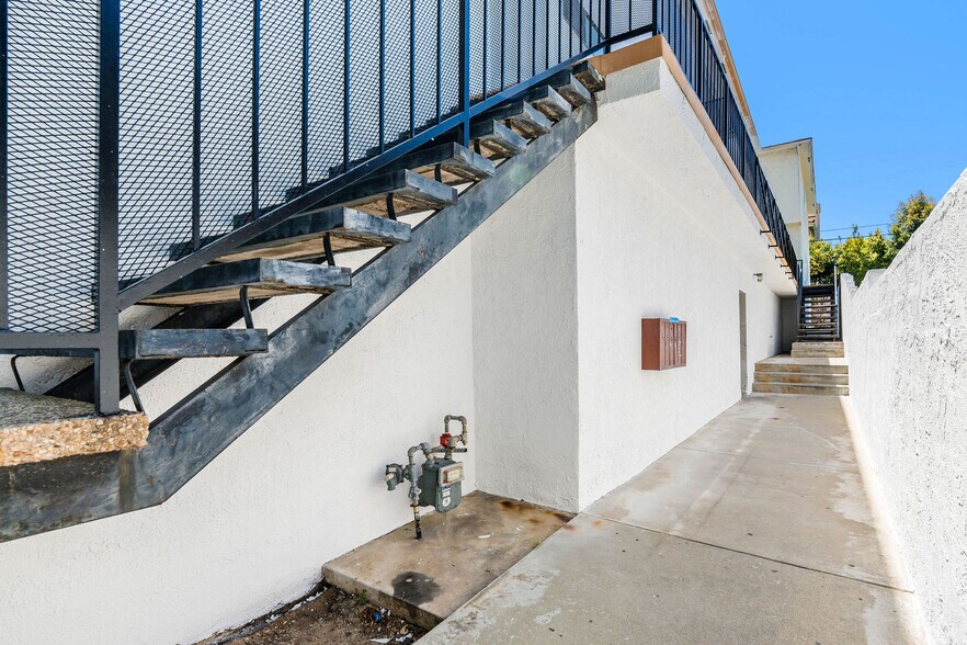 More Photos Of 935 W 10th St, San Pedro Apartments For Sale