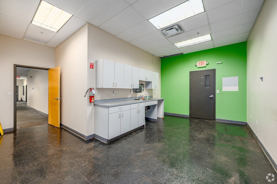 More Photos Of 23371 Aurora Rd, Bedford Warehouse For Lease