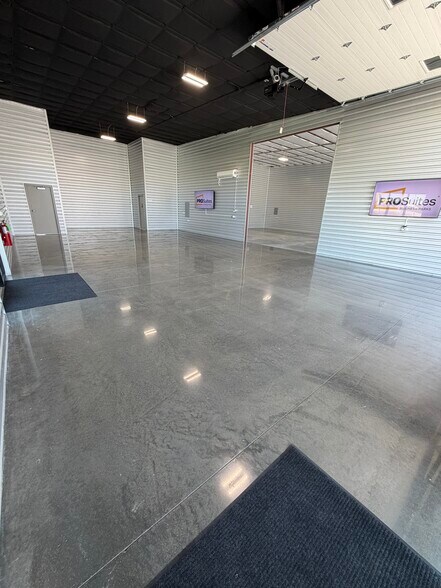 More Photos Of 540-570 N Service Rd, Saint Peters Flex For Lease