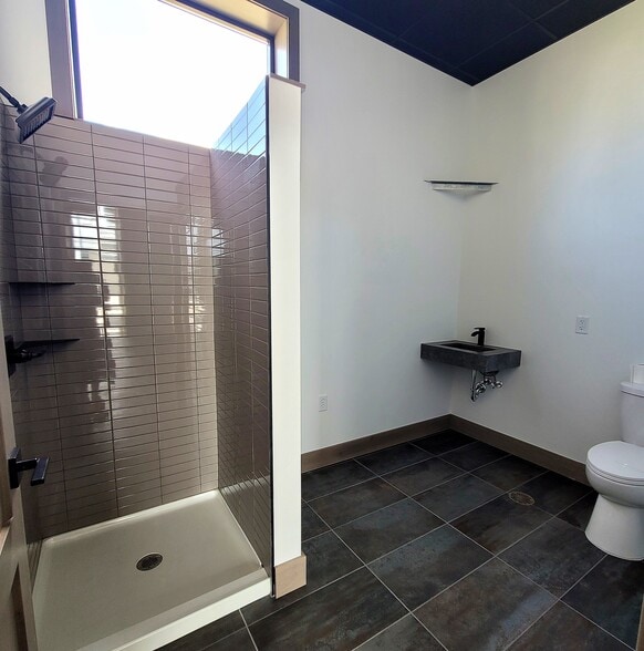 More Photos Of 2975 Heartland Dr, Grand Forks Flex For Lease