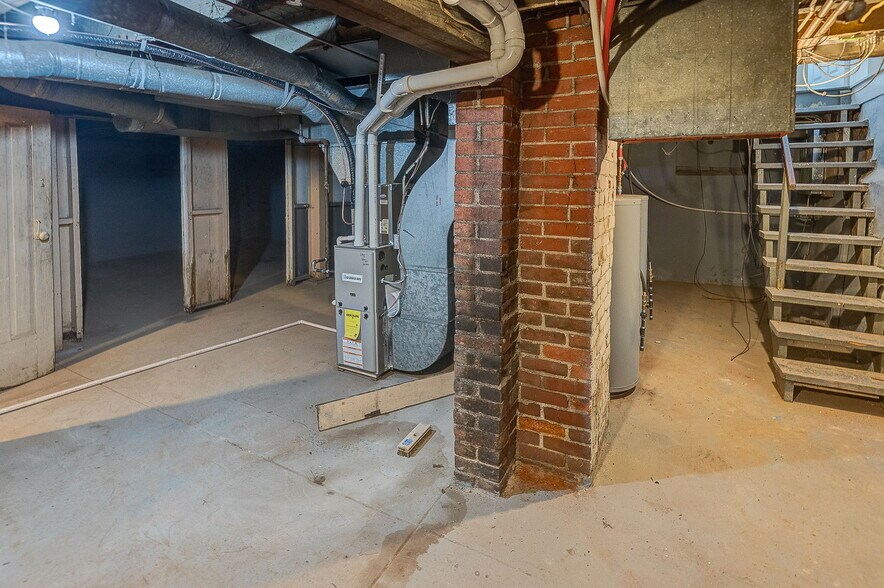 More Photos Of 302 N High St, Belleville Freestanding For Sale